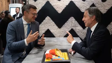 Antony Blinken și Dmitru Kuleba s-au întâlnit la un fast-food din Kiev și au făcut glume despre studenție și mahmureală