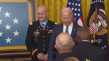 Joe Biden, criticat după ce și-a dat jos masca lângă un veteran de război, deși Prima Doamnă are COVID-19