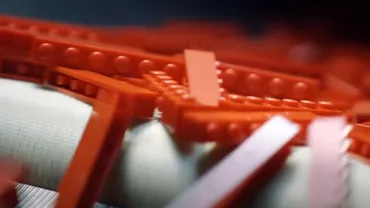 Lego renunță la planul său de a produce jucării din sticle de plastic reciclate. Copiii se vor juca în continuare cu cărămizi produse din petrol