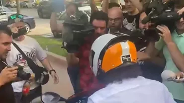 Mihai Pascu, tatăl tânărului drogat care a provocat accidentul mortal din 2 Mai, a intrat cu scuterul în jurnaliști la finalul audierilor de la DIICOT (VIDEO, FOTO)