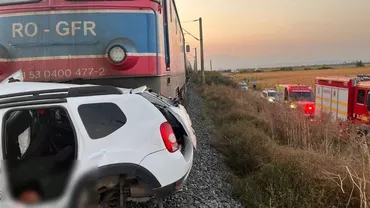 Trei persoane au murit, după ce mașina lor a fost lovită de tren, în Buzău. Traficul feroviar este blocat