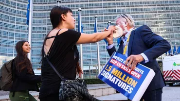 Directorul Ryanair a fost lovit în față cu plăcinte cu cremă de către două activiste de mediu: „Bine ați venit în Belgia!” / Ce i-au cerut acestea (FOTO/VIDEO)