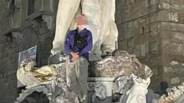 Un turist german a stricat celebra fântână din Florența pentru un selfie. Ce daune a provocat