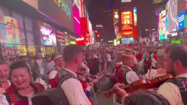 Maramureșeni au reuşit să ofere clipe de neuitat newyorkezilor. Au încins o horă în celebra piaţă Times Square (VIDEO)