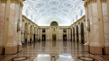 Un artist a fost obligat să dea înapoi aproape 70.000 de euro, după ce a furat bancnotele pe care trebuia să le expună într-o galerie / Muzeul obținuse „mult, mult mai mult” decât banii investiți