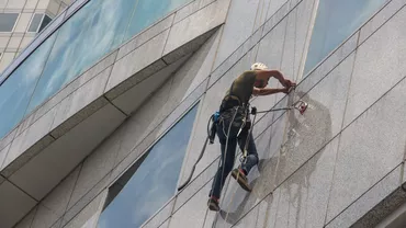 Un alpinist utilitar a trecut prin momente de groază. O femeie a încercat să fure corzile de care acesta atârna de la etajul 11