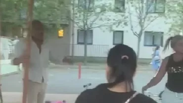 Scandal într-un parc din Ilfov. Un bărbat amenință femeile și distruge băncile (VIDEO)