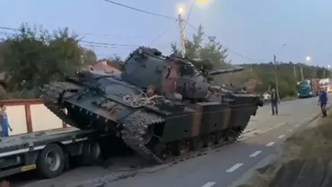 Un tanc al Armatei Române s-a răsturnat pe carosabil, aproape de o biserică din județul Bacău / Cum s-a produs accidentul
