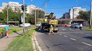 Un transport militar a distrus rețeaua electrică și a pus la pământ un stâlp, blocând circulația tramvaielor într-un cartier din Arad