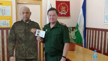 Oficialii ruși au trucat o poză cu un ofițer care primește o medalie, deși acesta era pe moarte, la spital
