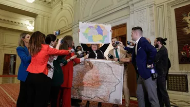 Diana Șoșoacă a adus harta României Mari în Parlament și a reluat pretextele Rusiei: „Zelenski nu are ce căuta să pângărească pământul României. E un nazist” / A refuzat să spună pe cine susține în război (FOTO)
