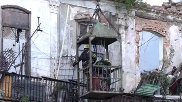 Un bloc vechi în care locuiau 13 familii s-a prăbuşit după o ploaie / Cel puţin 3 oameni au murit, inclusiv doi pompieri