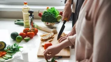 O fetiță de doi ani, lăsată să moară de foame de părinții vegani / Copila a suferit de mai multe afecțiuni grave din cauza alimentației