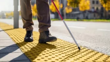 România lansează prima platformă educațională destinată persoanelor cu deficiențe de vedere / Inteligența artificială îi ajută pe nevăzători să învețe alfabetul tactil al culorilor