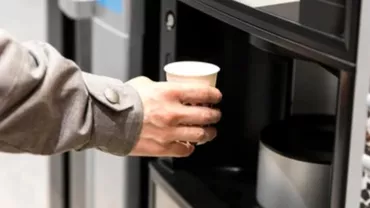 Pericolul din automatele de cafea: Medicii avertizează că pot ascunde bacterii periculoase: „Pot să dea și forme de septicemie, care sunt foarte grave”