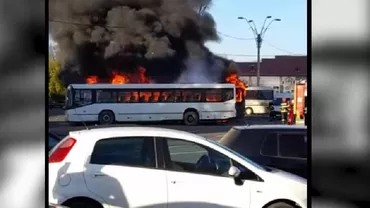 Autobuze mistuite de flăcări în autogara Onești (VIDEO)