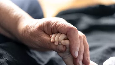 Țara în care copiii sunt „angajați” în azilele de bătrâni / Ce trebuie să facă micuții