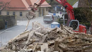O femeie a rămas fără casă cât a fost plecată în vacanță. Firma de demolări a greșit adresa