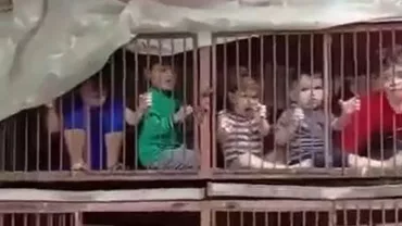 Imagini cu copii israelieni ținuți ostatici în cuști de către teroriștii Hamas în Gaza / Un băiat israelian este lăsat să fie agresat de către alți tineri palestinieni (VIDEO)