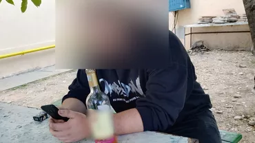 Un elev din Târgu Jiu a fost prins de polițiști în timp ce consuma alcool la școală: „Avea două sticle de vin asupra lui”