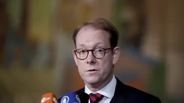 Ministrul de externe al Suediei ar fi lipsit de la summitul din Kiev deoarece și-a uitat pașaportul. Ungaria a refuzat invitația Ucrainei