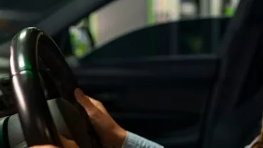 Un copil din Huşi a furat mașina familiei și a plecat cu ea la plimbare. Băiatul a fost prins de poliţişti pe DN 24B