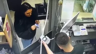 Şapte tineri, reținuți de polițiști după ce au furat carduri de la turişti și au făcut plăți de 7.000 de euro
