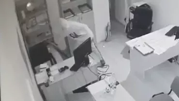 Jaf ca-n filme în Capitală. Hoți surprinși când sparg seifurile cu bani din sediile unor firme (VIDEO)