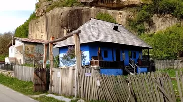 Unde se află casa din România care are propria cascadă în curte. Este vizitată anual de mii de turiști (VIDEO)