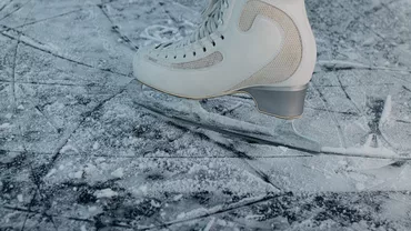 Au început pregătirile pentru Crăciun, în Brașov. Patinoar cu brad în mijloc