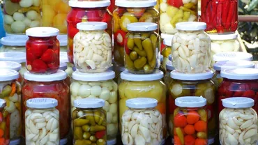 Care sunt cele două ingrediente secrete pe care bucătăresele din Maramureș le pun în murături? Trucul pentru murături delicioase
