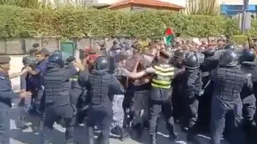 Mii de oameni protestează în Iordania. Confruntări violente în fața ambasadei Israelului după ce sute de oameni au murit în explozia care a avut loc la spitalul din Fâșia Gaza (VIDEO)