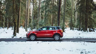 Sechestrată și violată, după ce s-a urcat în mașina unor necunoscuți. Iubitul fetei a fost dat jos din autoturism și bătut