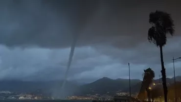 Imagini impresionante cu trombe uriașe de apă în largul coastei Amalfi, în Italia