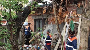 Gospodăria unui bucureștean, devenită groapă de gunoi. Au fost ridicate peste 20 de tone de deșeuri (FOTO)