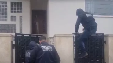 Secvențe parcă desprinse dintr-un film de comedie, în fața casei primarului Cătălin Cherecheș. Un polițist sare gardul, ceilalți intră pe poarta descuiată (VIDEO)