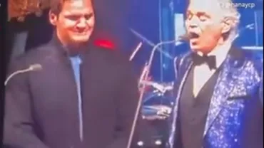 Roger Federer s-a emoționat până la lacrimi, la un concert susținut de Andrea Bocelli. Fostul tenismen a fost chemat pe scenă chiar de tenorul italian. Ce melodie i-a cântat acesta (VIDEO)