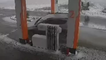 O şoferiţă a fost la un pas să provoace o explozie într-o benzinărie din Iaşi (VIDEO)