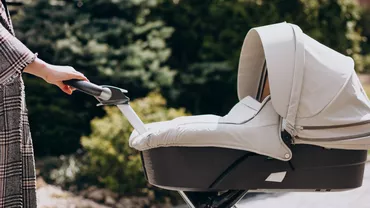 O femeie cu bebelușul în cărucior a fost împinsă pe scări de un bărbat. Copilul s-a lovit