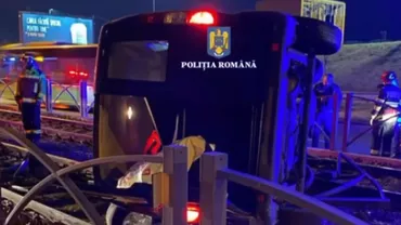 Accident pe Șoseaua Virtuții din Capitală. Un tânăr fără permis și sub influența alcoolului s-a răsturnat cu maşina pe linia de tramvai