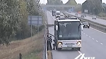 Imagini virale cu un bărbat care iese din compartimentul de bagaje al unui autocar românesc, după ce a lovit bariera pe o autostradă din Ungaria
