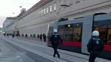 Poliția austriacă a escortat în alergare un tramvai pentru a evita noi incidente între extremiștii de dreapta și cei de stânga, după ciocnirile de la Universitatea din Viena (FOTO, VIDEO)