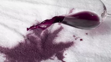 Cu ce se scot petele de vin roșu de pe haine. Trucul extrem de util la care poți apela