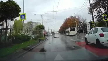 București: Adolescentă lovită de mașină pe trecerea de pietoni, lăsată să zacă pe șosea. Șoferii au ocolit-o și-au mers mai departe (VIDEO)