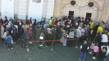 Coadă uriașă la operele lui Brâncuşi, în Timişoara. Oamenii au venit să vadă expoziția cu patru ore înainte de deschidere: „Este o ocazie unică”