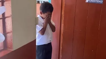 Reacția de milioane a unui băiețel de 8 ani, după ce a văzut surpriza pregătită de colegii lui. I-a fost serbată ziua pentru prima dată (VIDEO)