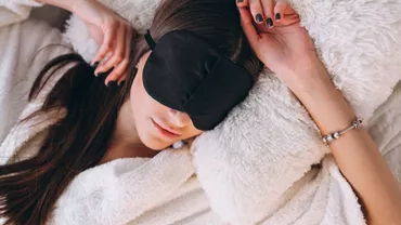 Motivul pentru care ar trebui să dormi cu o lămâie lângă pat. Gestul simplu care te scapă de atât de multe probleme