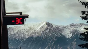 Iarna își face simțită prezența și în Poiana Brașov. Primele imagini cu zăpada din masivul Postăvarul (FOTO)