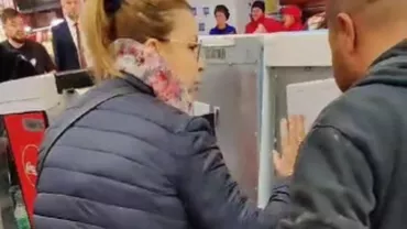 O fetiță s-a înecat cu mâncare într-un supermarket din Suceava. Copila a fost salvată în ultima clipă de un medic aflat la cumpărături