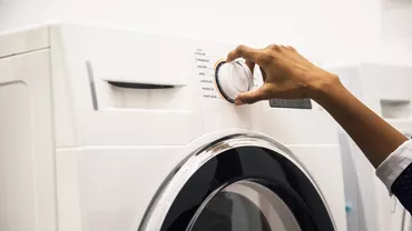 De ce e bine să pui un burete în mașina de spălat vase. Trucul care te poate ajuta să scapi de o problemă des întâlnită